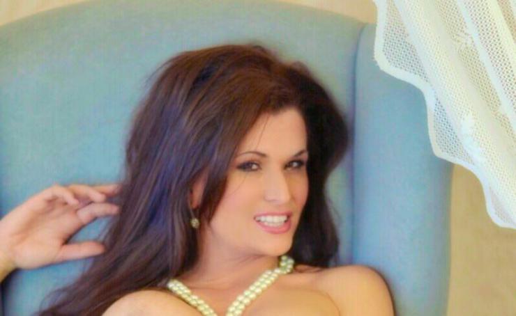 
                        Lauren Luxury                    