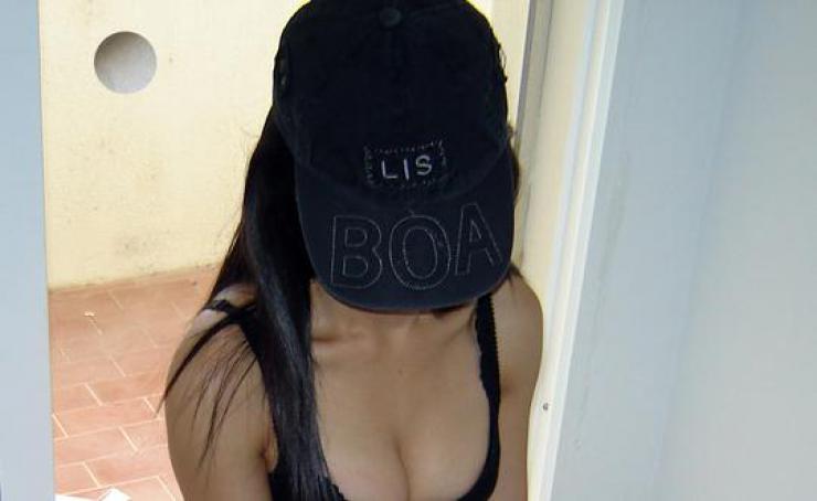 
                        Julia Ho                    